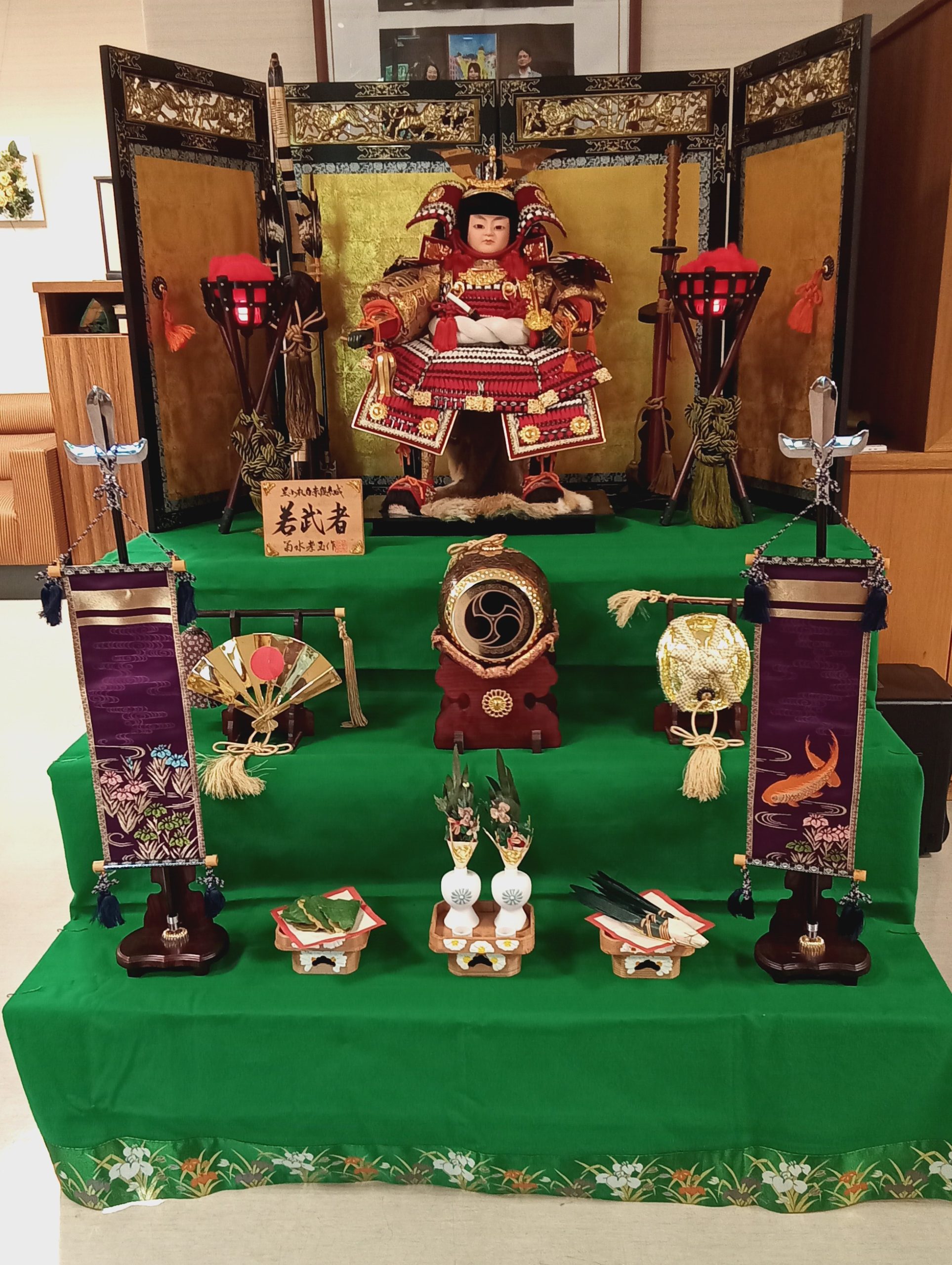 人形 七三五用 七五三記念品の同神社オリジナルのパッケージに入った（左から
