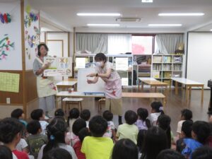 職員による子どもたちへの読み聞かせ・工作教室の様子