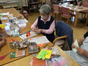高齢者が工作・クラフト活動に取り組む風景